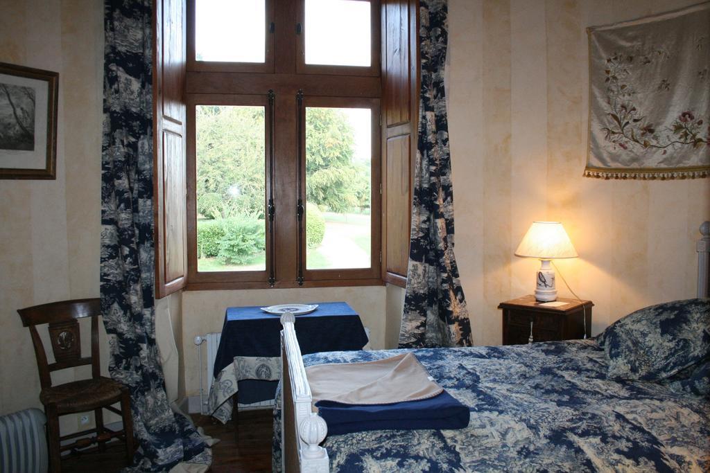 Chateau De La Roche Martel Bed and Breakfast Roiffé Habitación foto