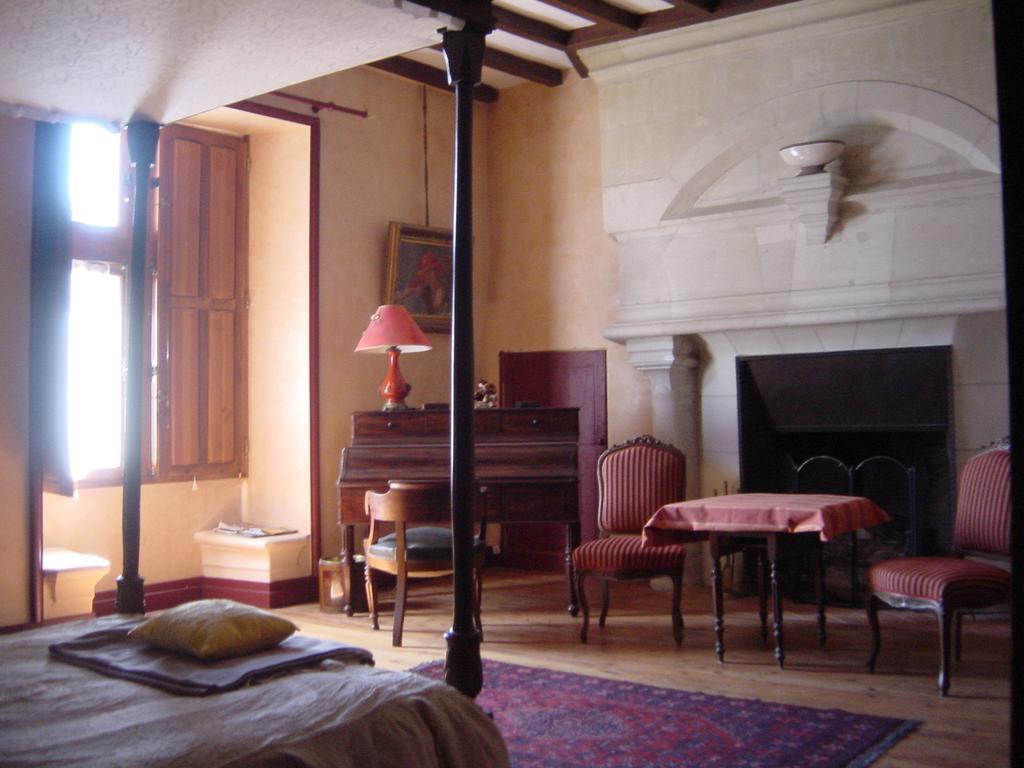 Chateau De La Roche Martel Bed and Breakfast Roiffé Habitación foto