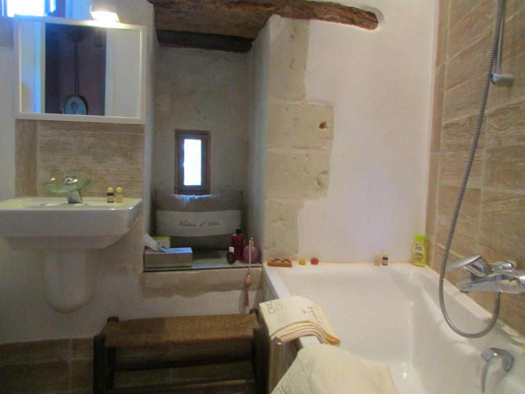 Chateau De La Roche Martel Bed and Breakfast Roiffé Habitación foto